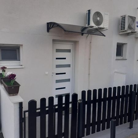 Studio Apartman Lorena 扎达尔 外观 照片