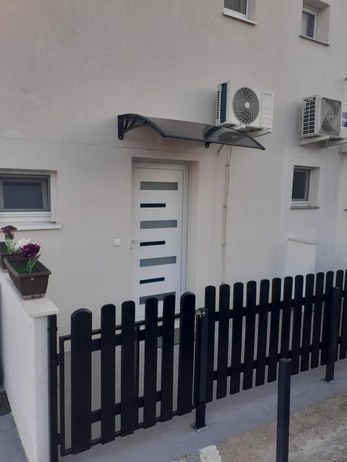 Studio Apartman Lorena 扎达尔 外观 照片